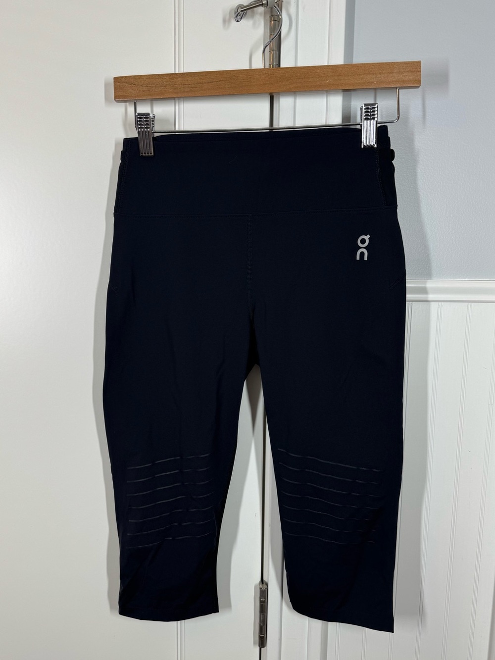 On Running Women Trail Tights Black Cropped Athletic Leggings‎ size small